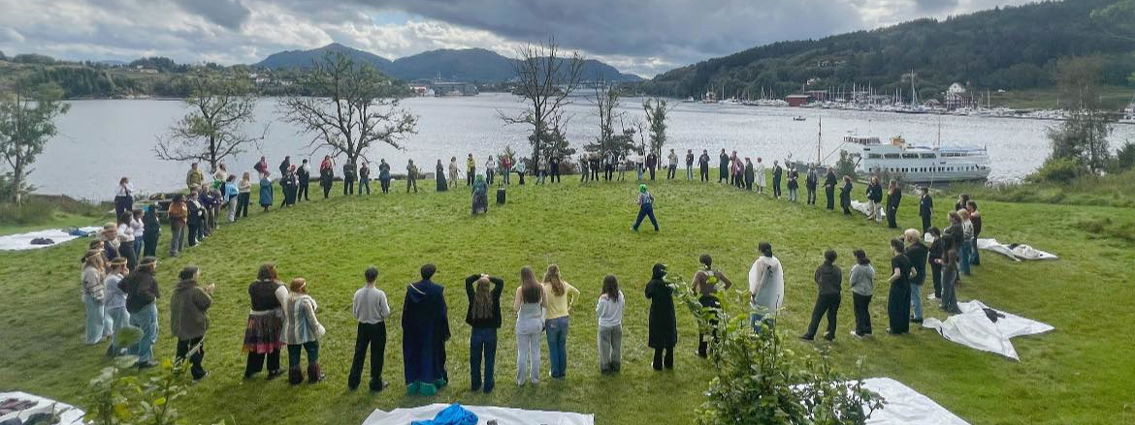 Foto av elever i ring på Håøyna