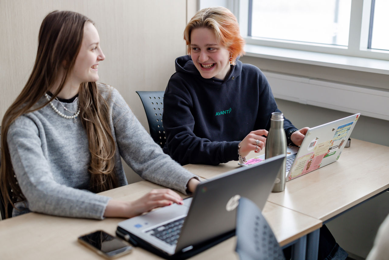 Foto av elevar med PC