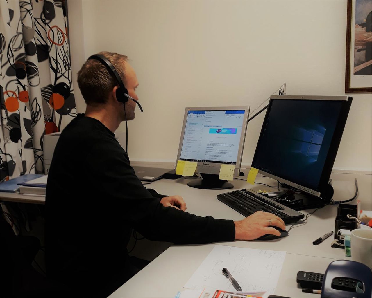 Bilde av lærar som undervisar nettelevar