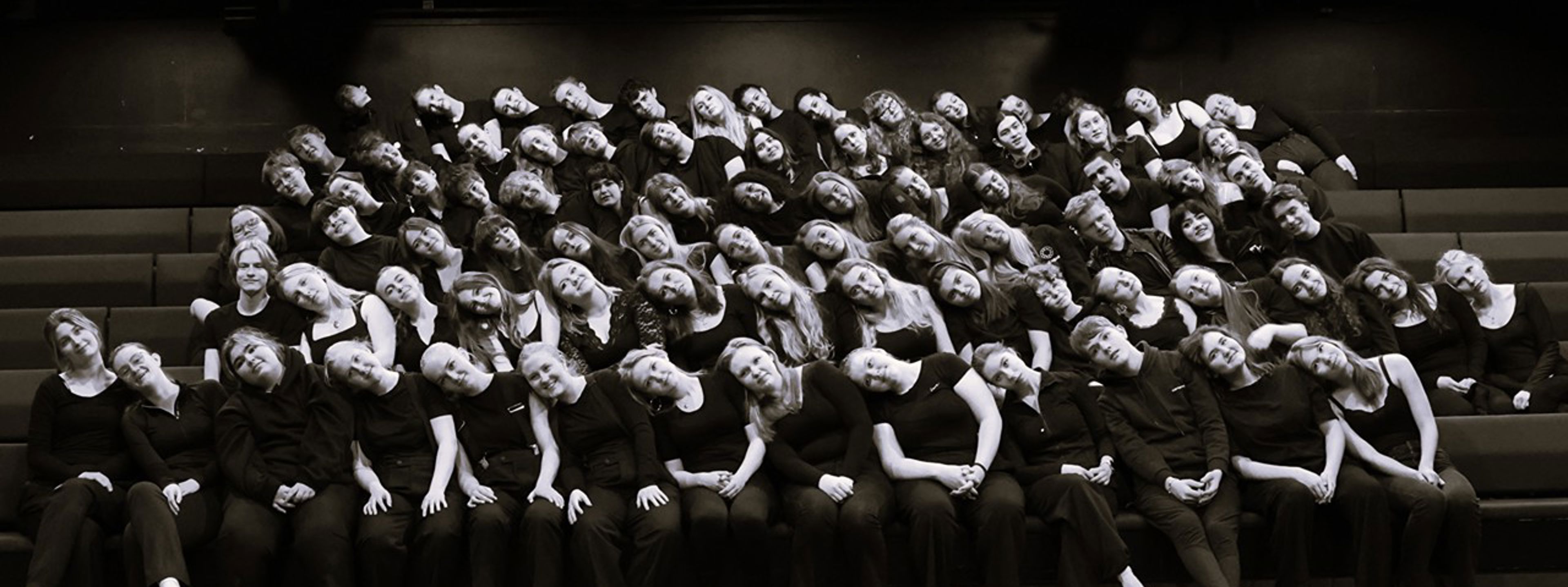 Foto av dramaelever i teatersal