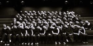 Foto av dramaelever i teatersal