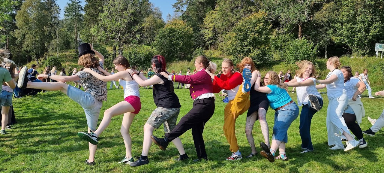 Foto av elevar som dansar