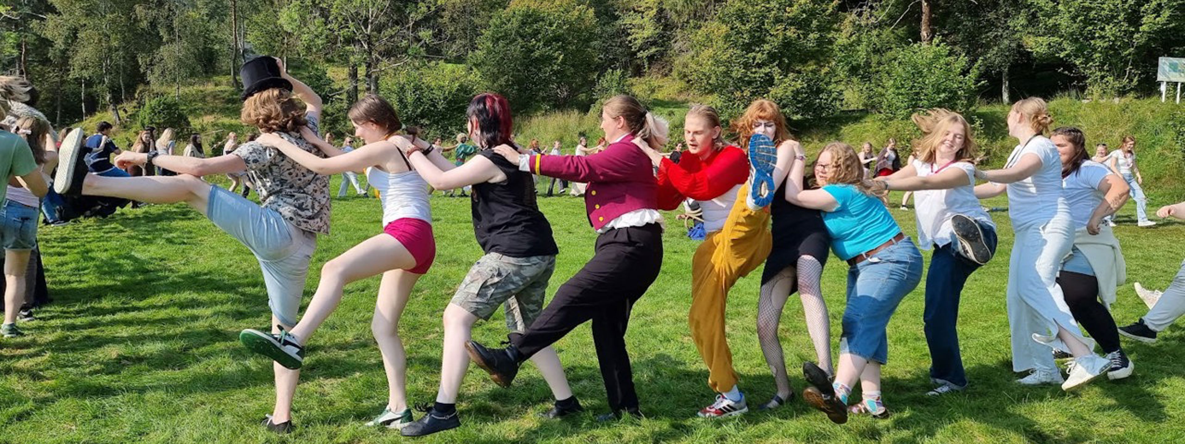 Foto av elevar som dansar