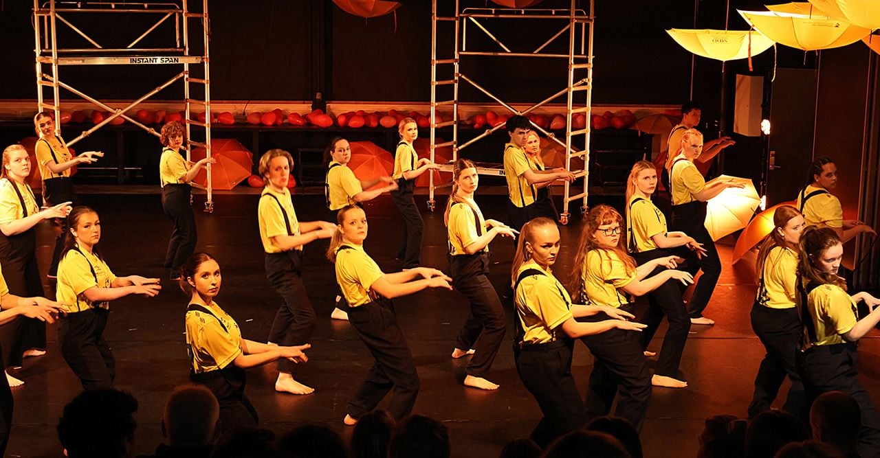 Foto av elever som danser på scenen