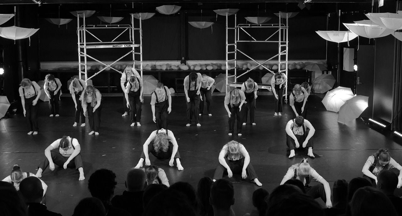 Foto av elever på scenen