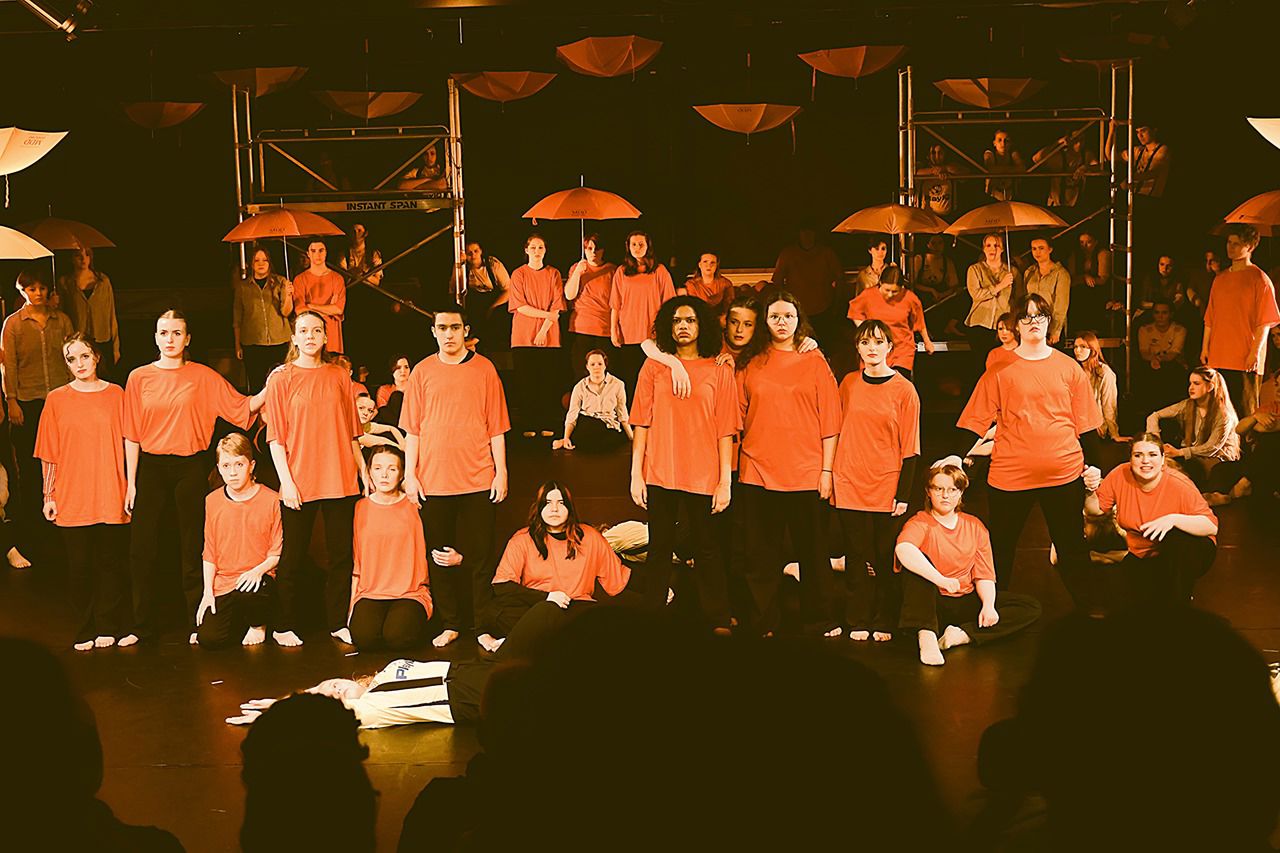 Foto av elever på scenen