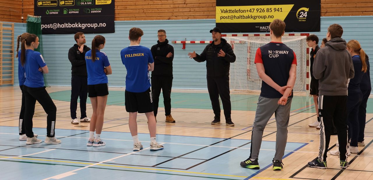 Foto av elever på håndballbanen