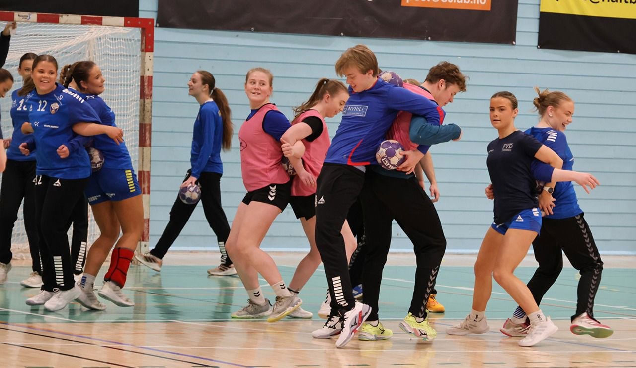 Foto av elever på håndballbanen