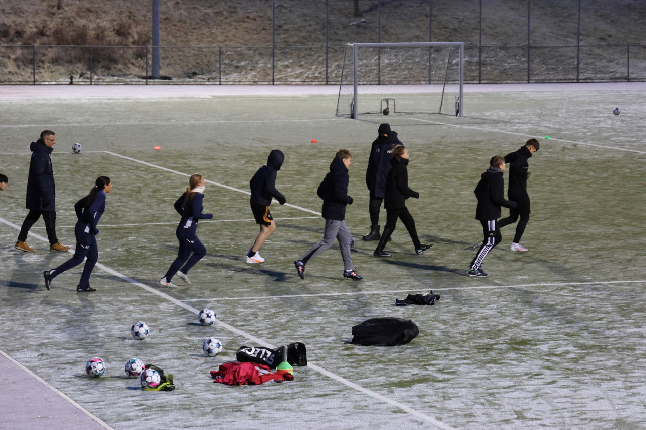 Foto av elever på fotballbanen