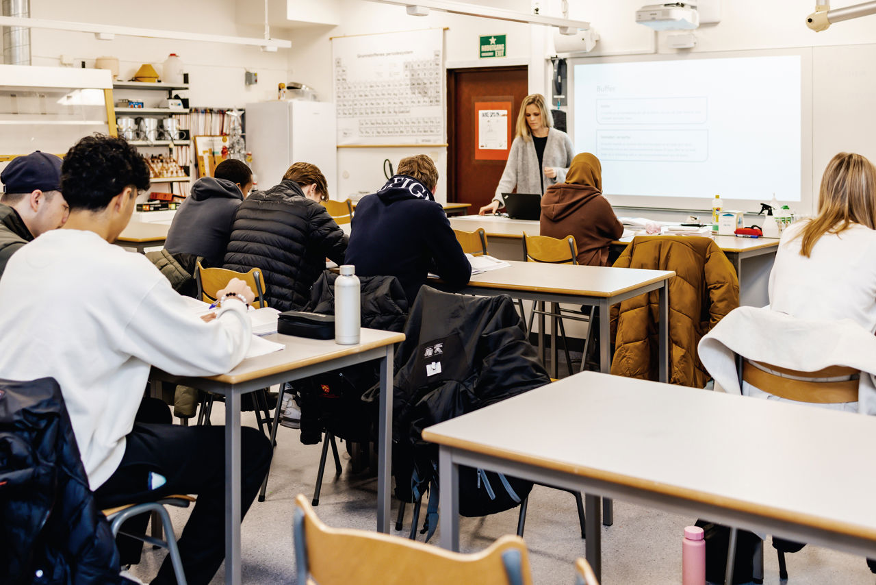 Bilde av elevar i klasserom