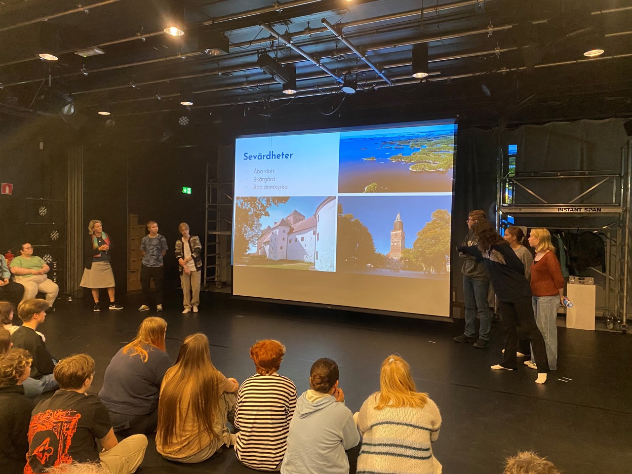 Foto av elever fra Åbo som har presentasjon