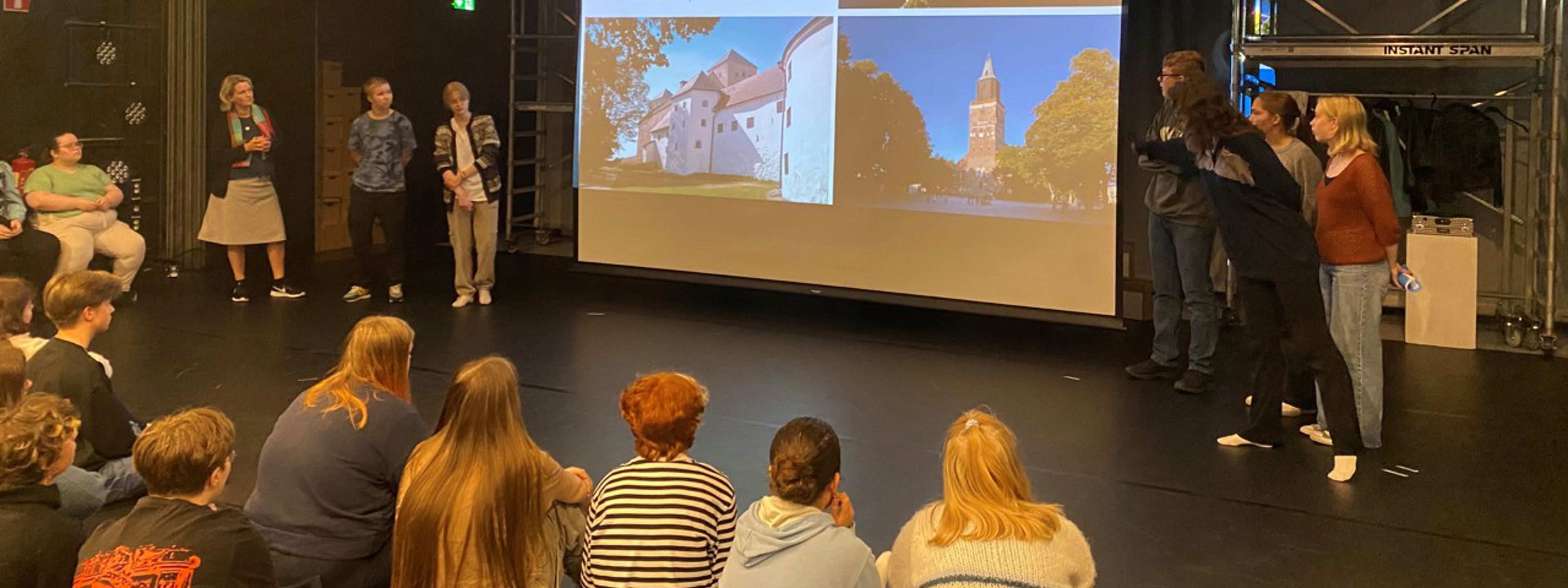 Foto av elever fra Åbo som har presentasjon