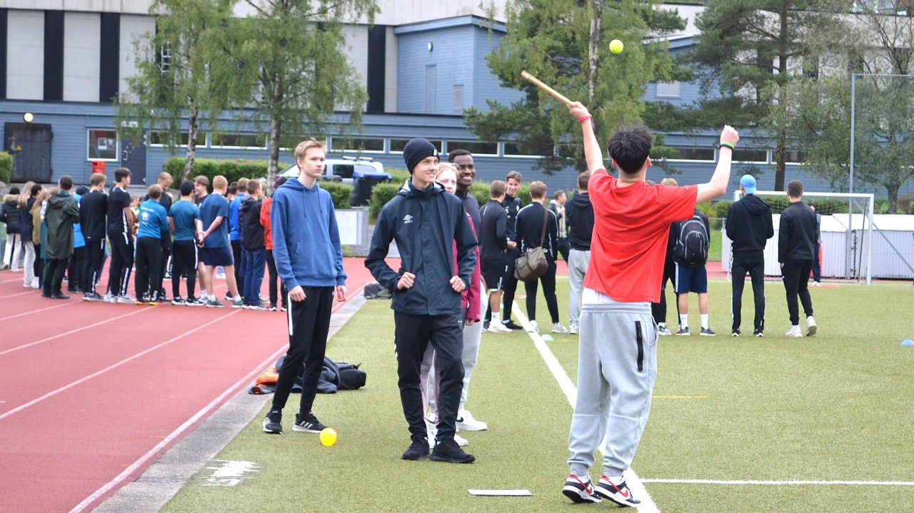 Foto av elever som spiller slåball