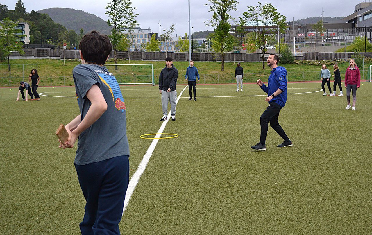Foto av elever som spiller slåball