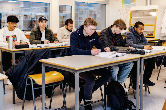 Foto av elevar i klasserom