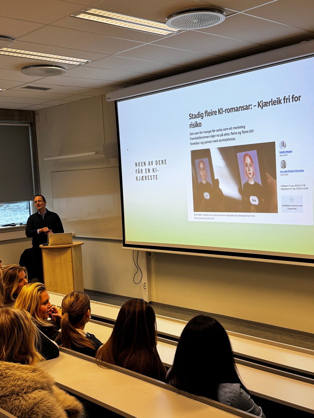 Foto av elever som hører på foredrag