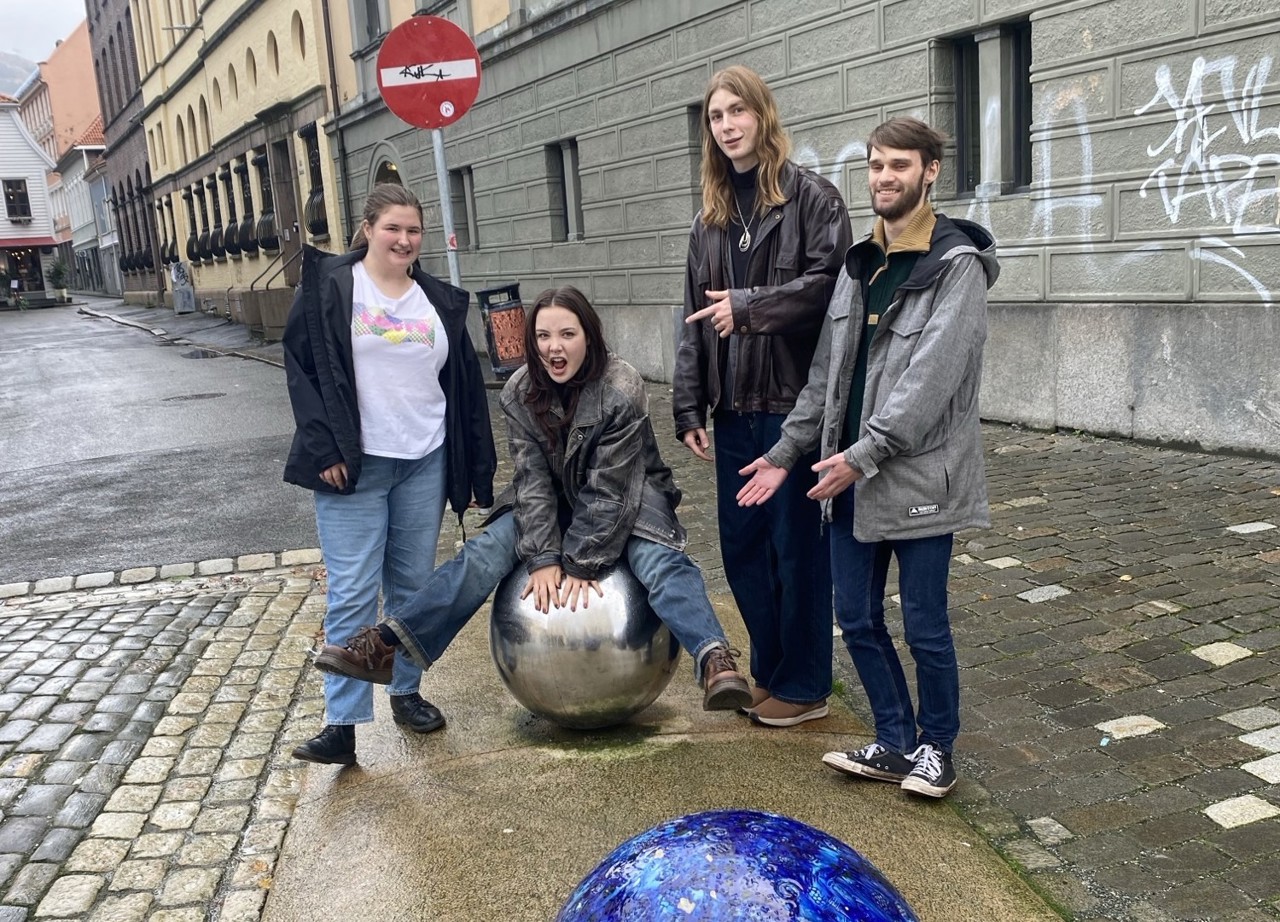 Foto av elever utenfor KRAFT kunstgalleri