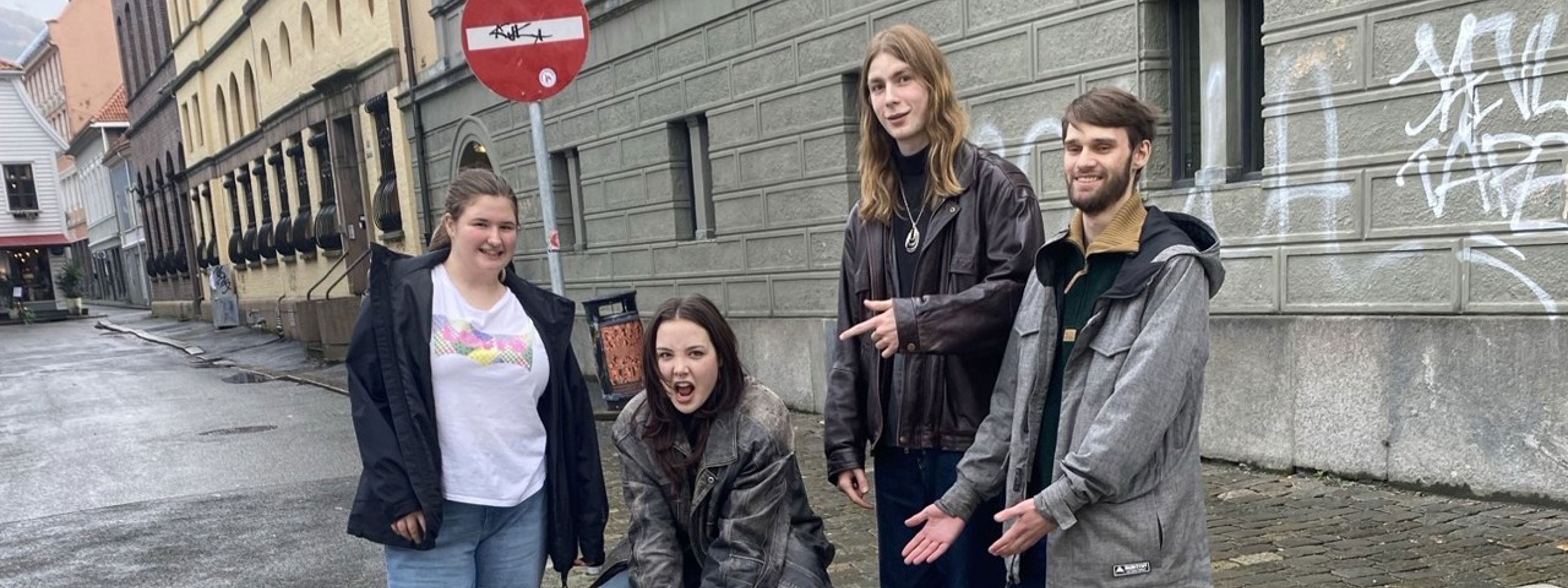 Foto av elever utenfor KRAFT kunstgalleri