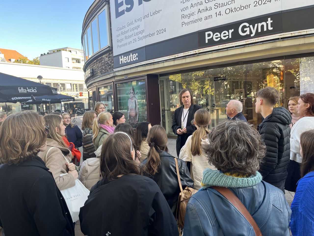 Foto av elever og Lars Eidinger utenfor Schaubühne teater
