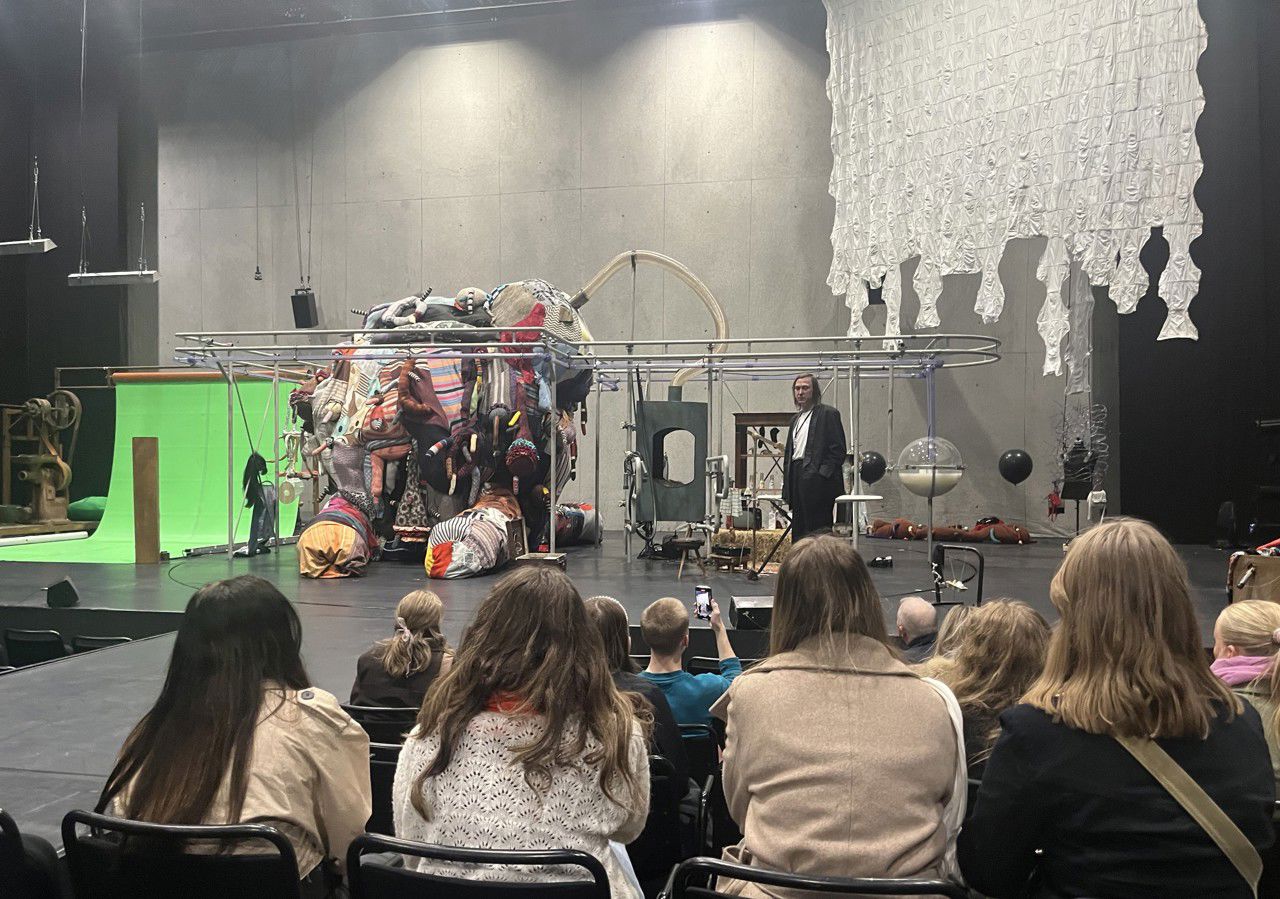 Foto av Lars Eidinger på scenen foran elevene