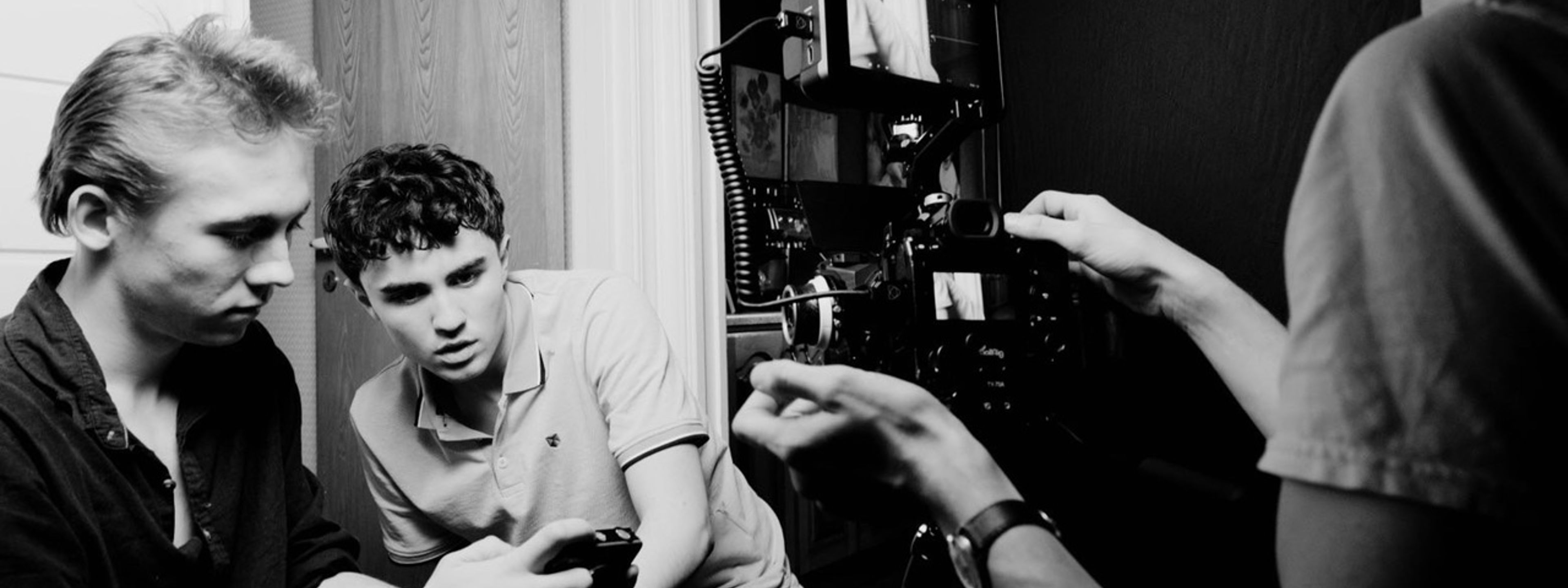 Foto av Gabriel og Emil under innspilling