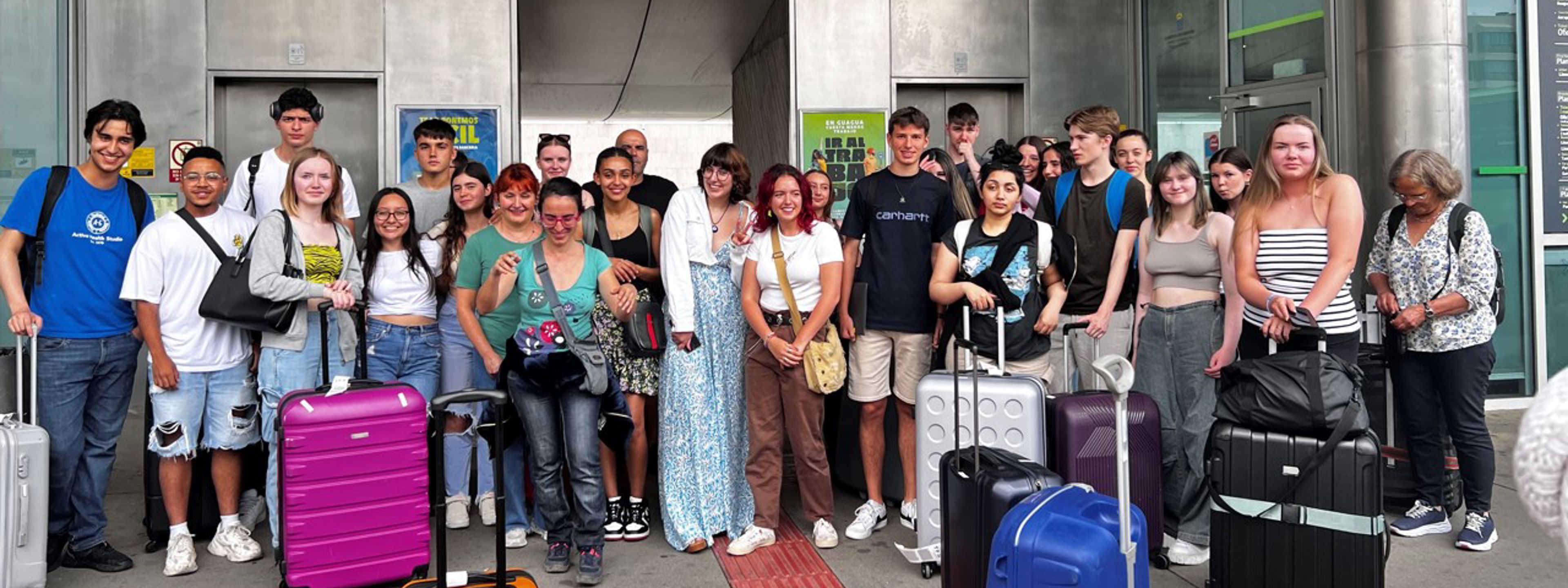 Foto av norske og spanske elevar med koffertar.