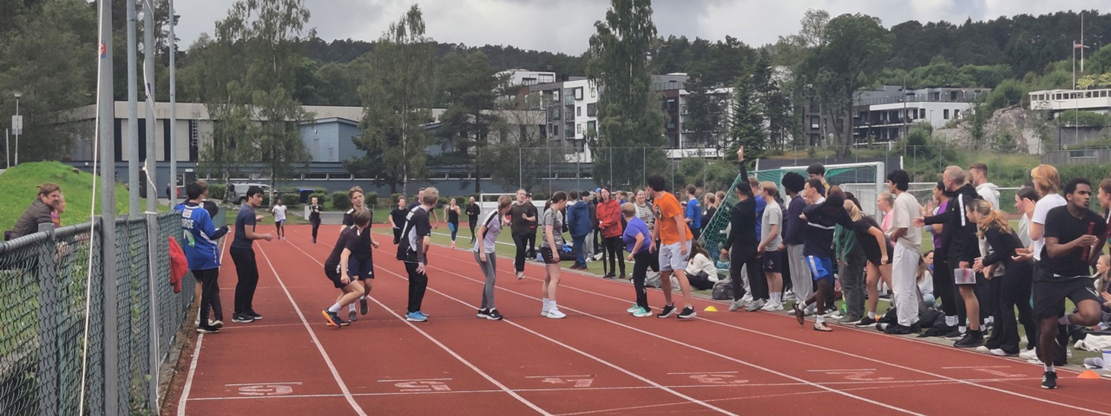 Foto av stafett på idrettplassen
