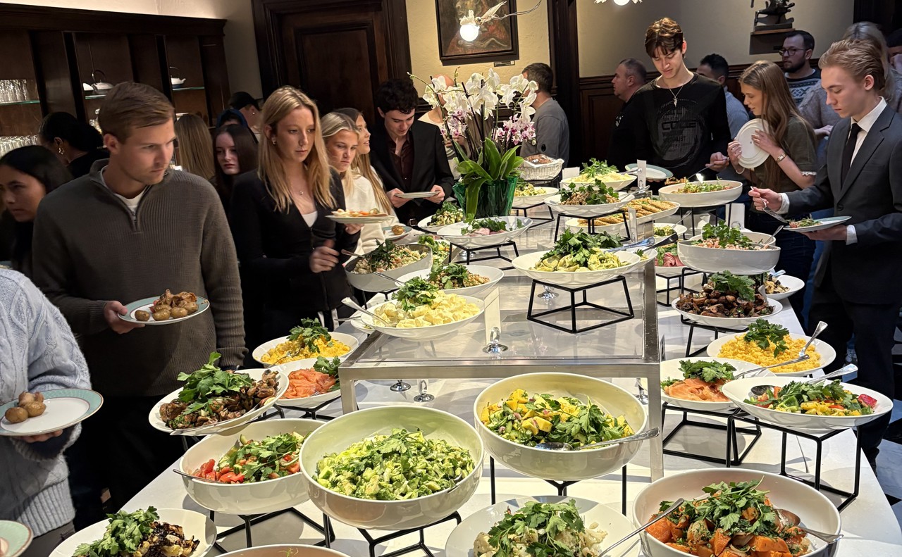 Foto av elever rundt lunsjbuffet