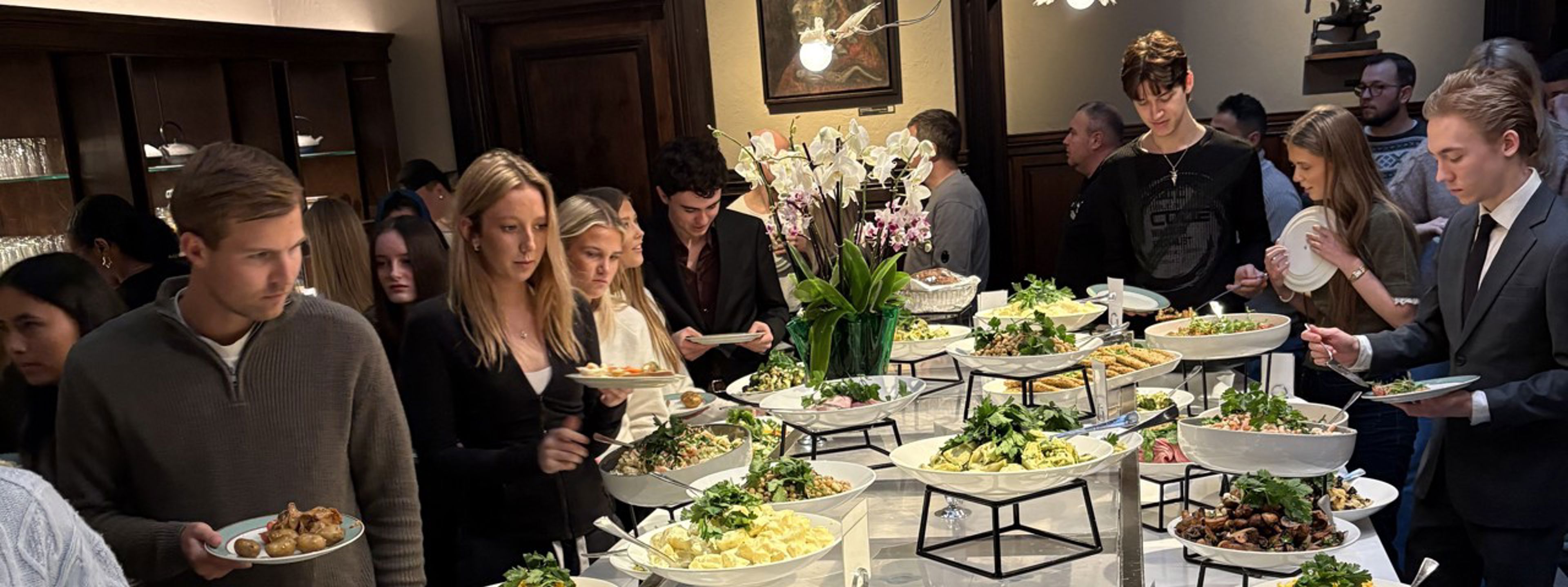 Foto av elever rundt lunsjbuffet