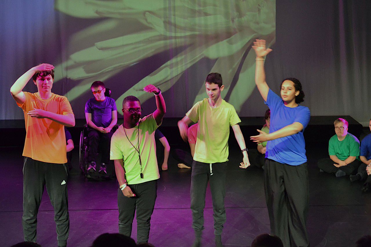 Foto av elever som danser
