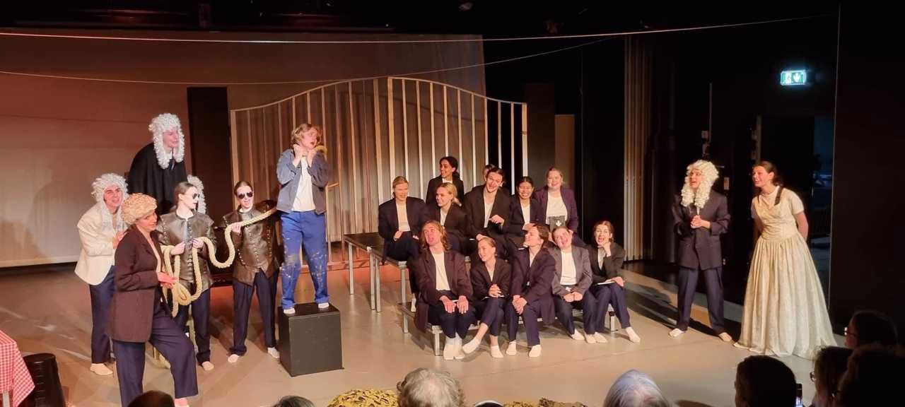 Bilde fra forestillingen, Jeppe blir henrettet