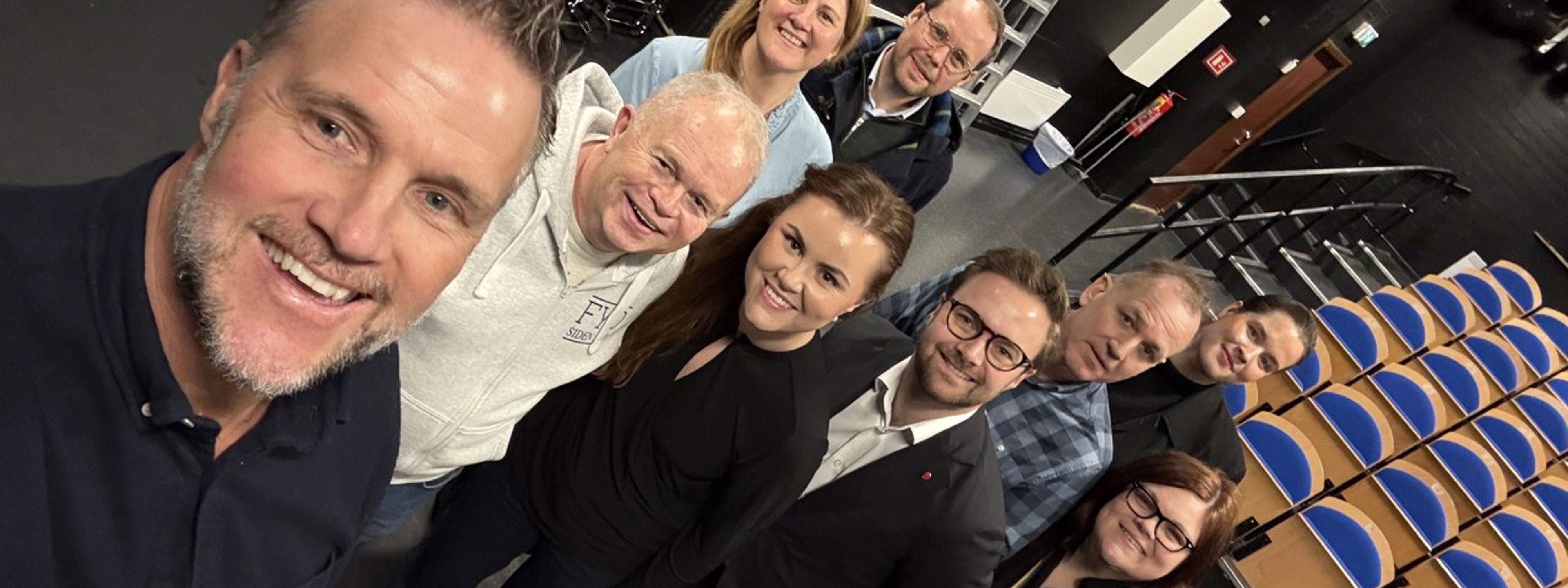 Foto av rektor med politikere