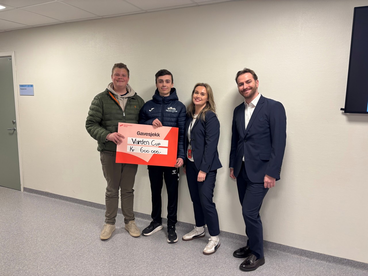 Foto av elever og representanter for Sparebanken Norge