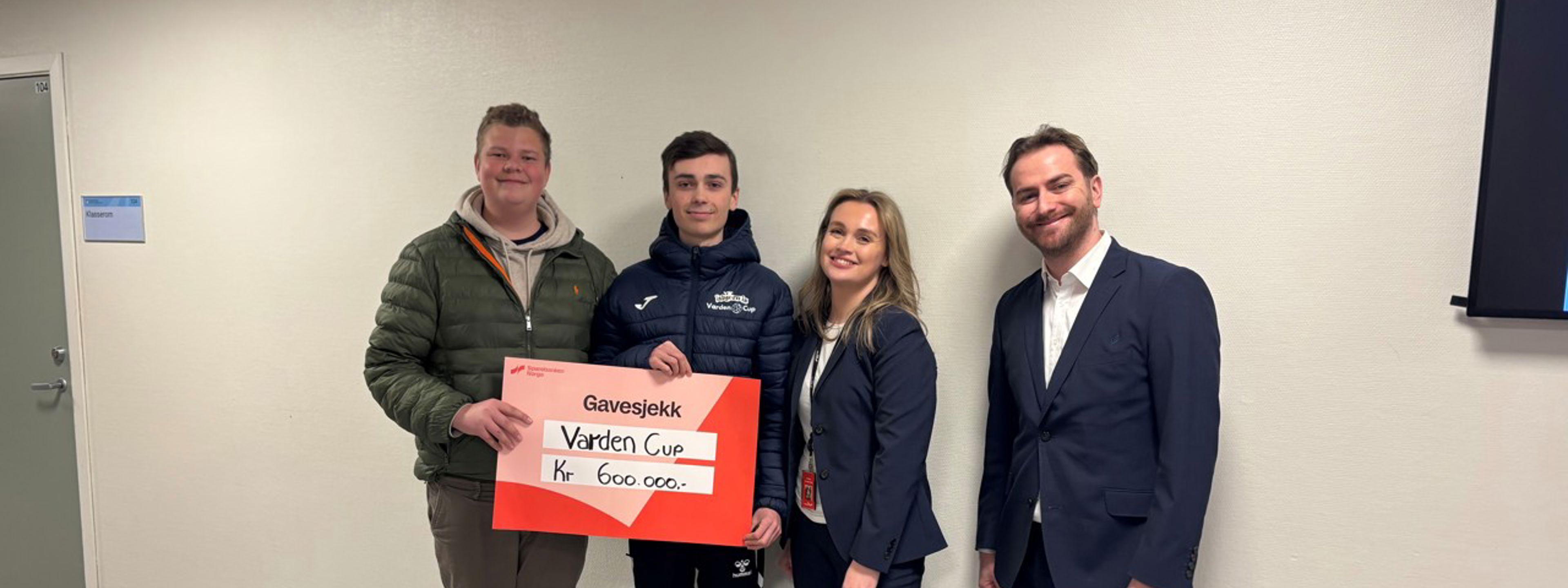 Foto av elever og representanter for Sparebanken Norge