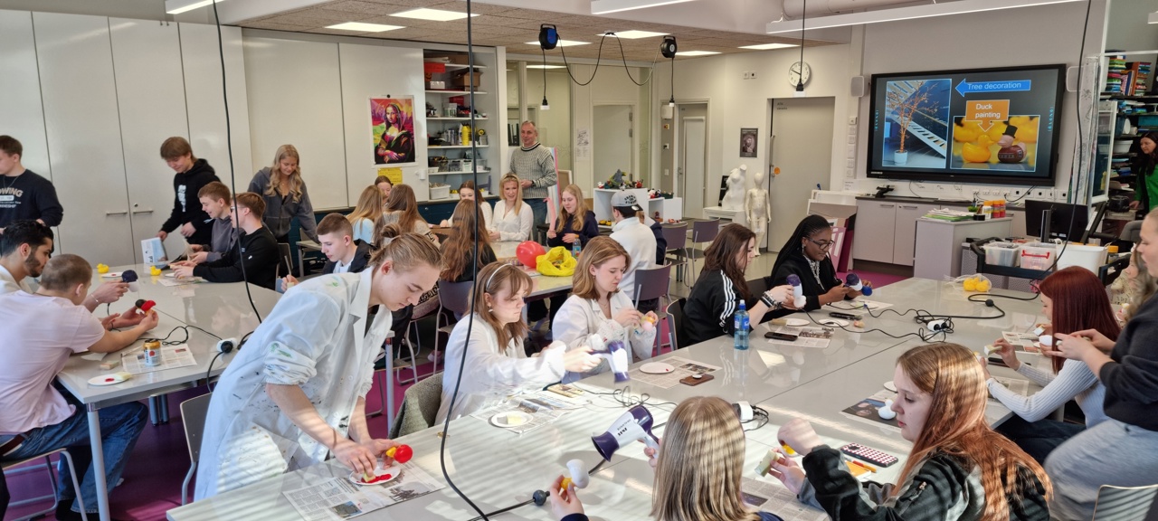 Foto av elever i klaaserom