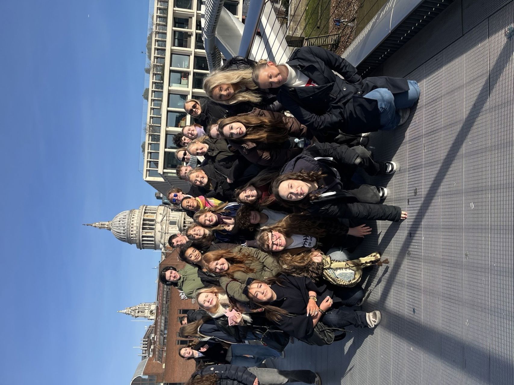 Foto av elever på bro i London