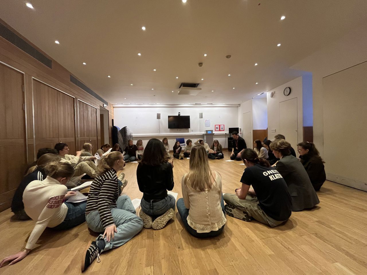 Foto av elever som har workshop