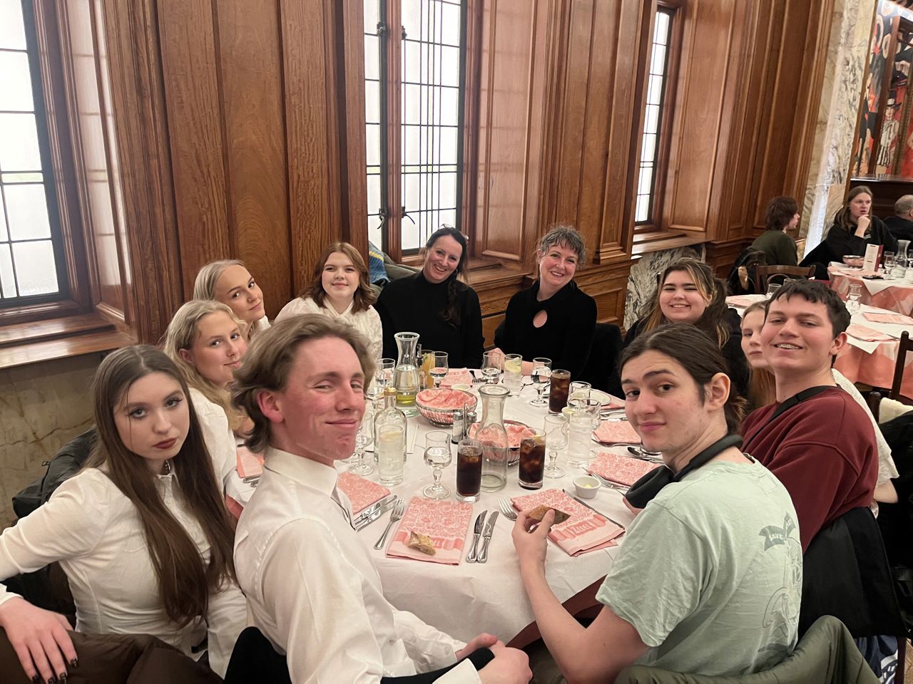 Foto av elever på restaurant