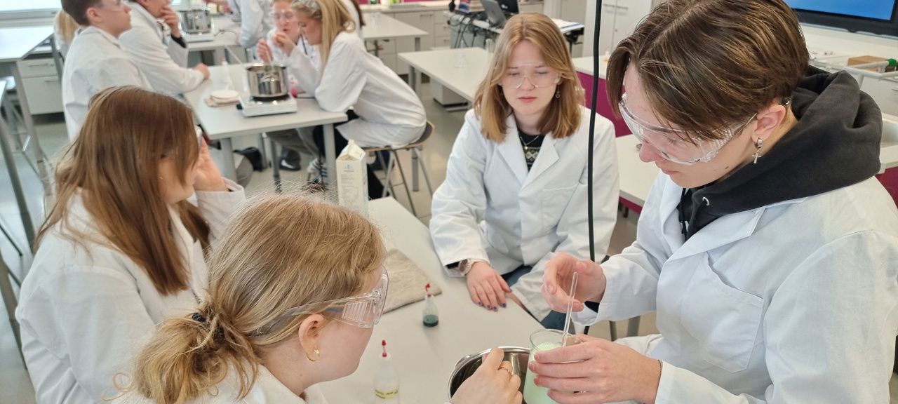 Foto av elever som gjør eksperiment