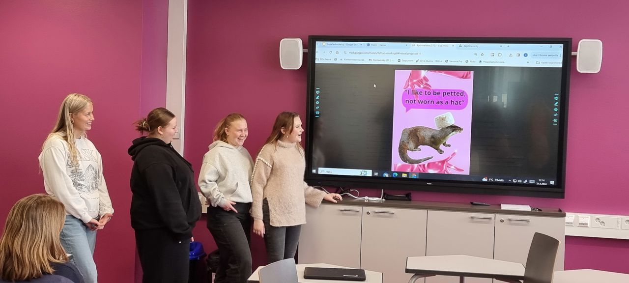 Foto av elever som viser frem plakat