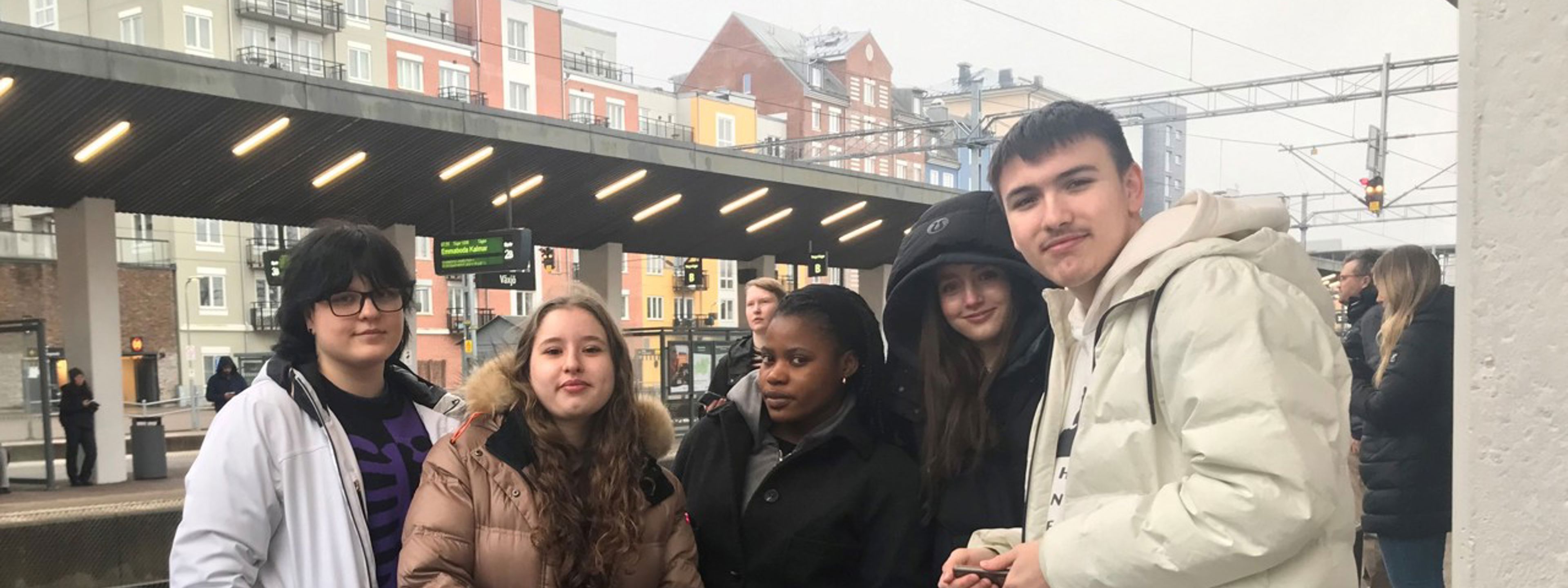 Fota av elever på jernbanestasjon