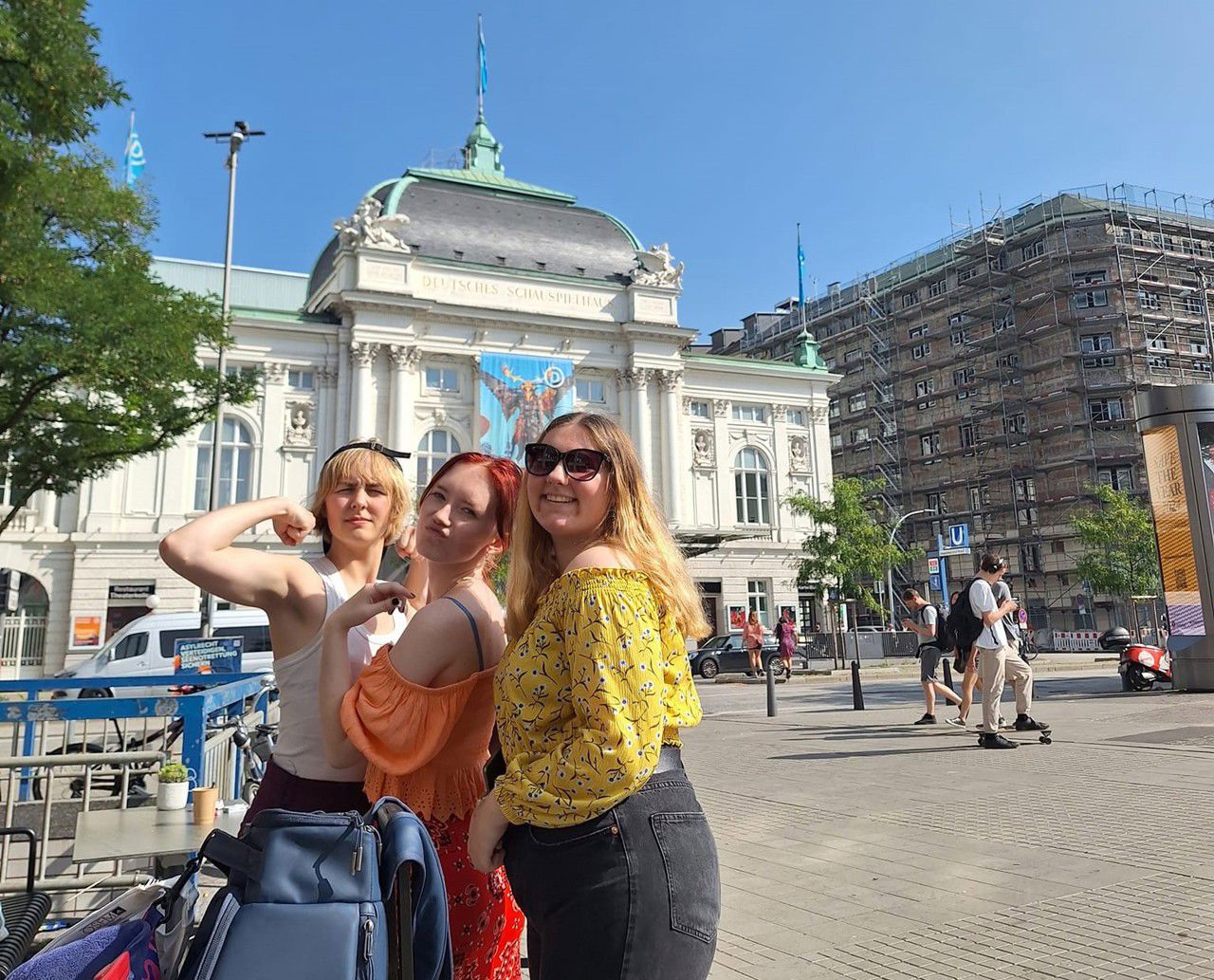 Fotografi av elevar foran bygning