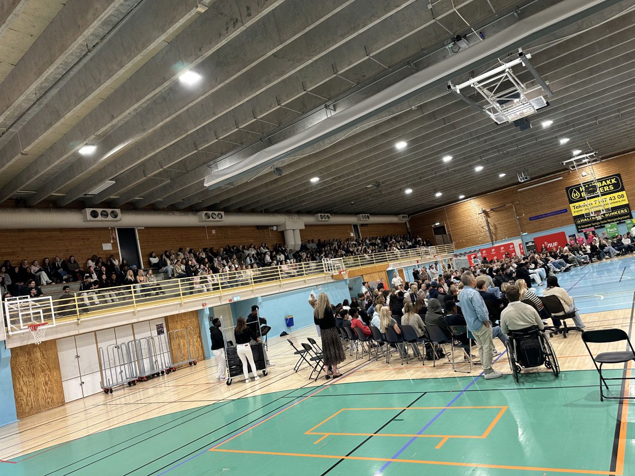Foto fra debatt med elever i idrettshallen