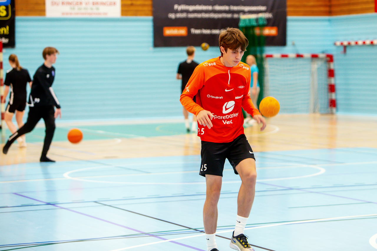 Foto av Niklas Jensen Wassberg i idrettshall