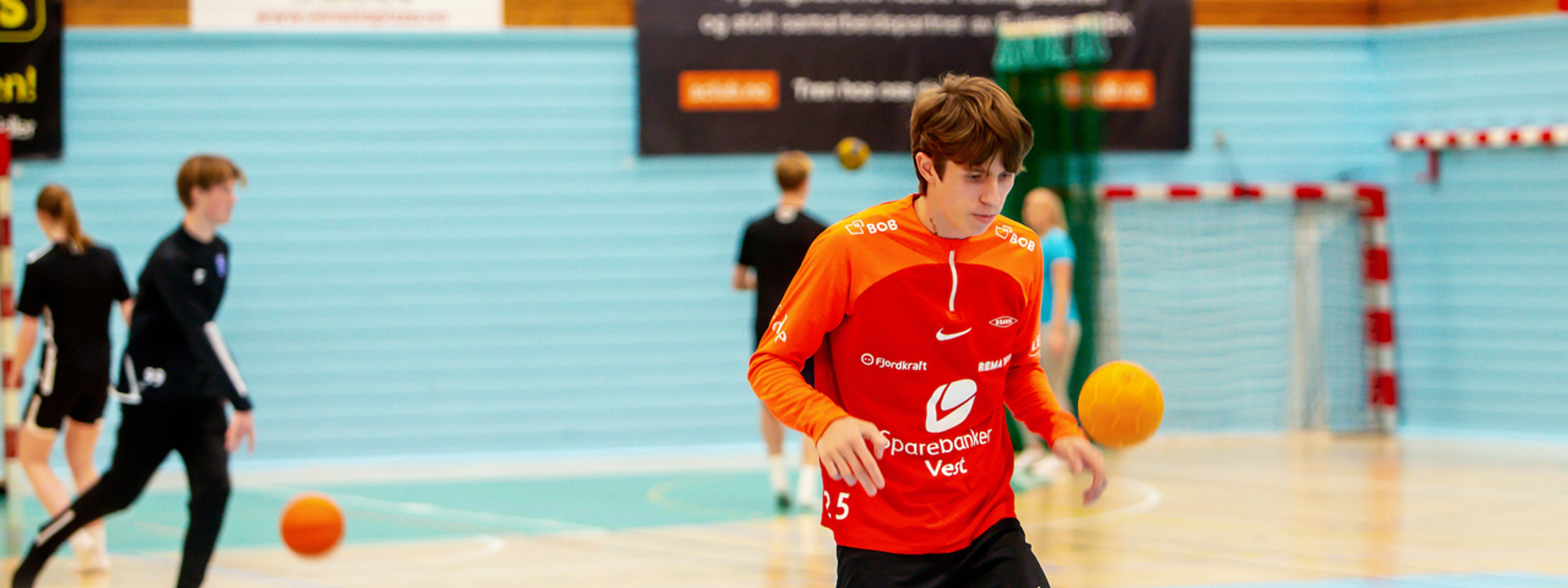 Foto av Niklas Jensen Wassberg i idrettshall