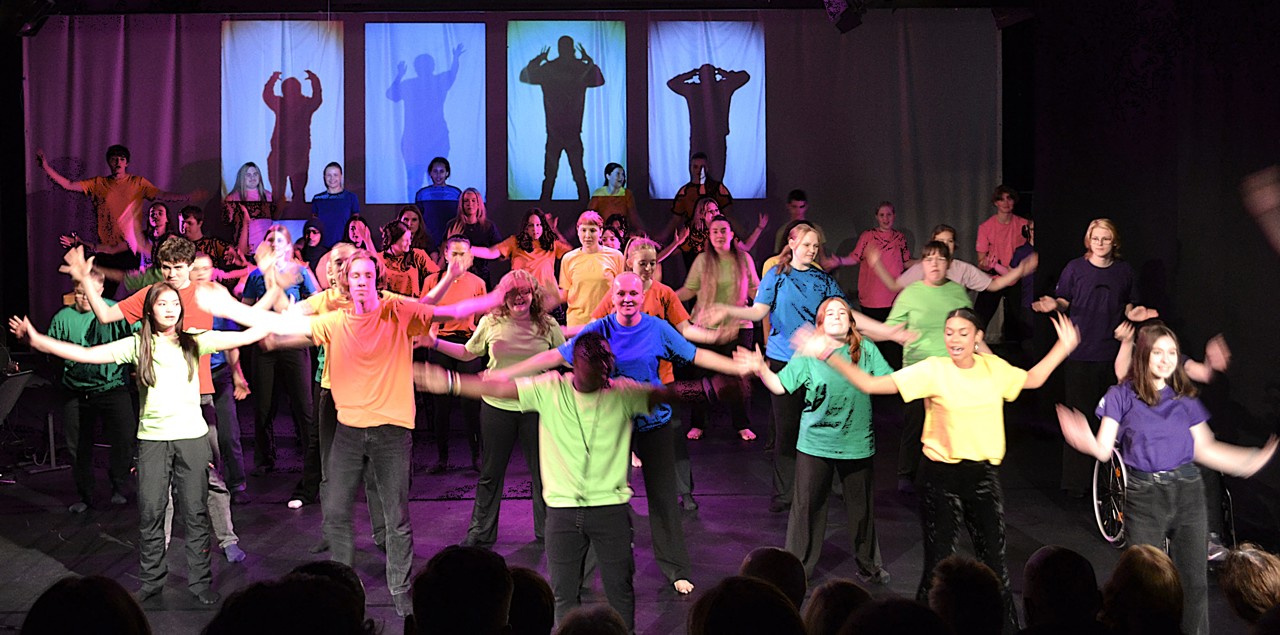 Foto av elever som danser på scenen