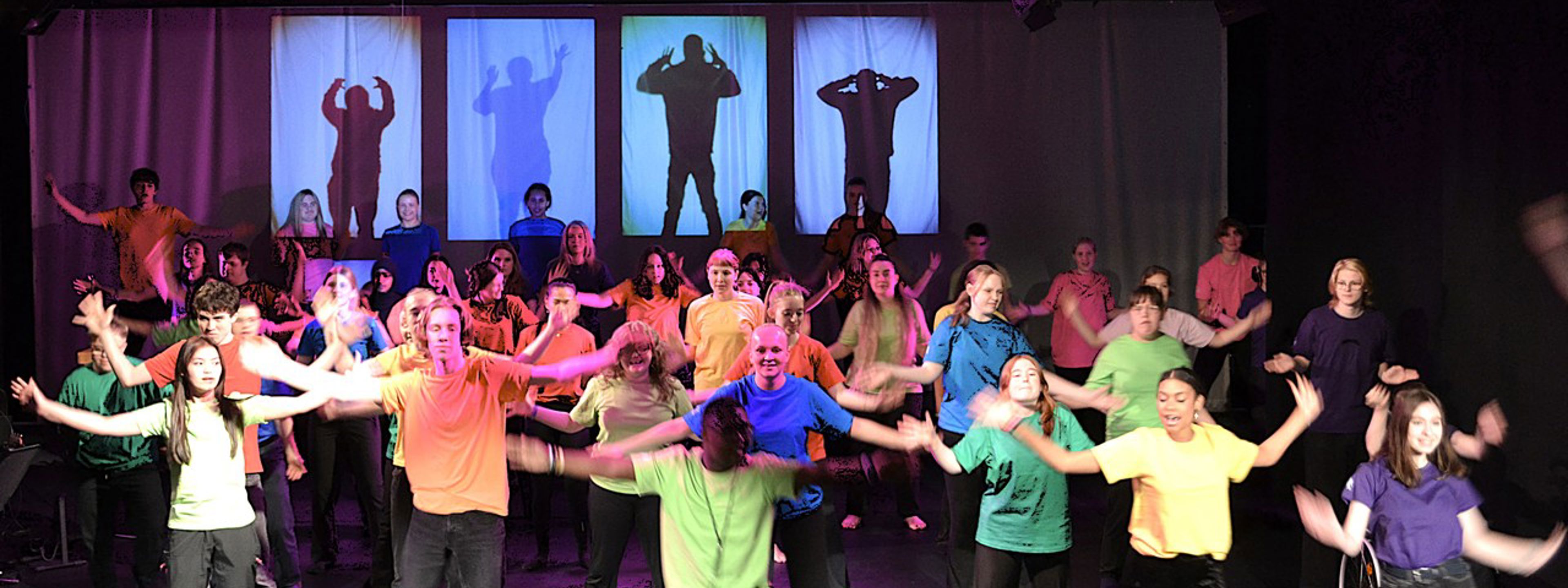 Foto av elever som danser på scenen