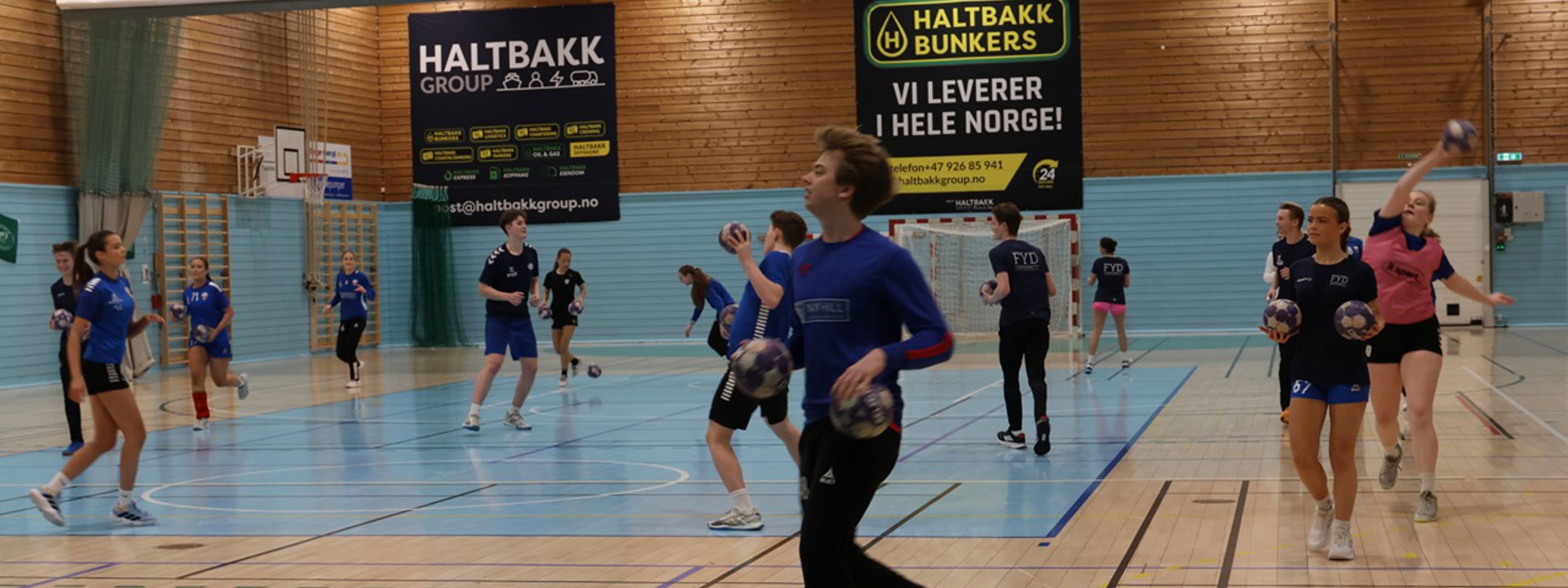 Foto av hospitanter som spiller håndball