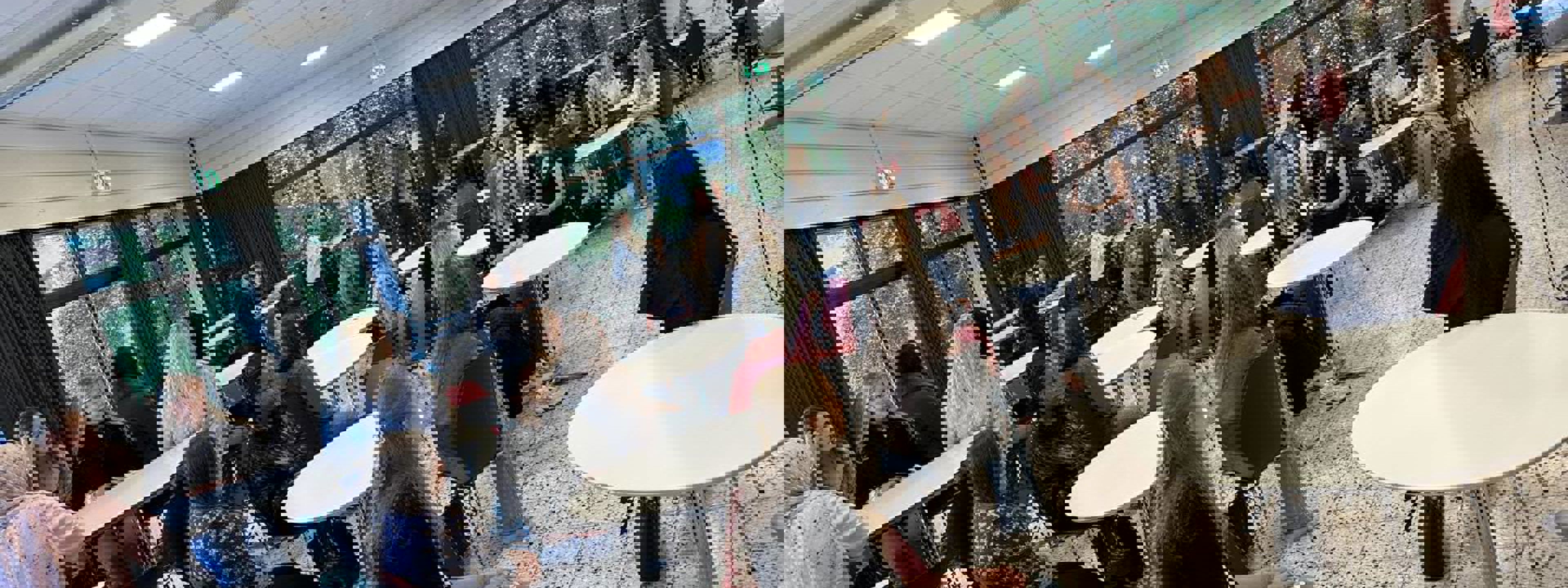 Foto av elever i kantinen