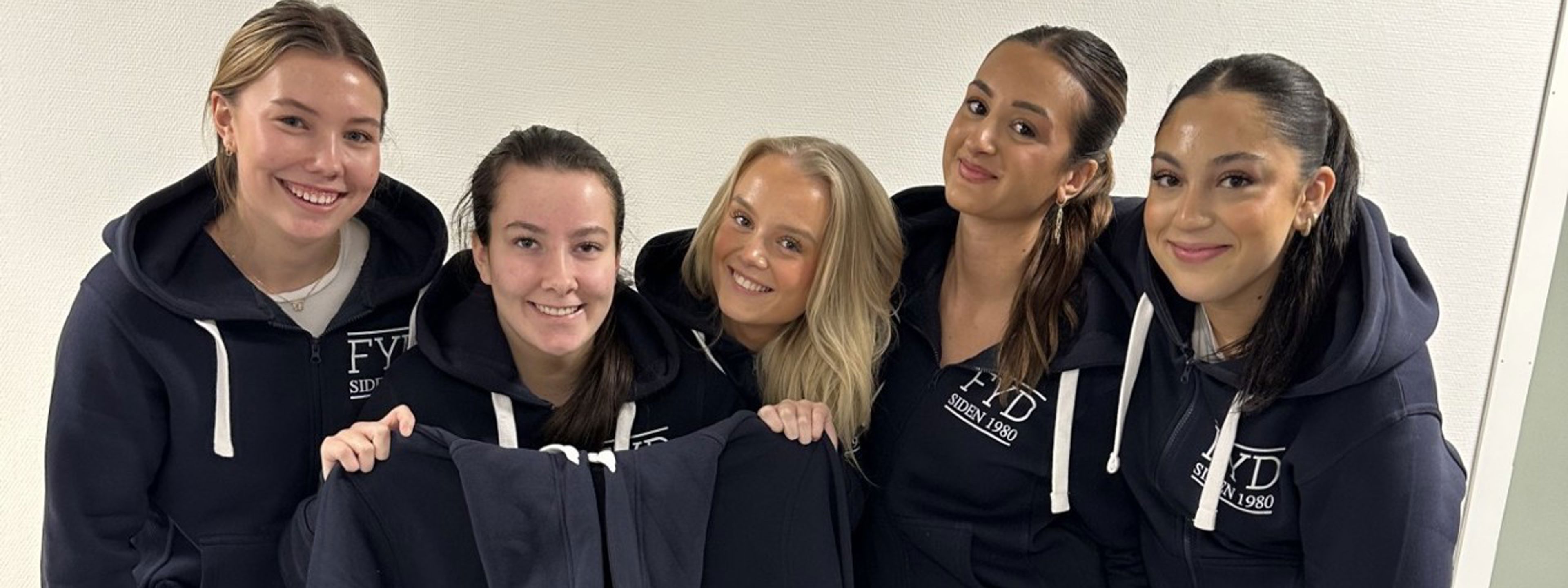DELTE UT. Fem entreprenørskap-elever fra Vg2 sto for utdelingen av FYD-skolegenseren til alle skolens elever. Fra venstre: Julie Solfjeld Sørum, Vårin Tresnes Rognsvåg, Sanne Ådnanes Lillebuen, Damla Øksuz og Lilia-Inas Kerrar.